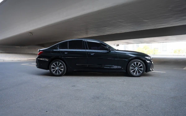  Black BMW 318i Photo 4