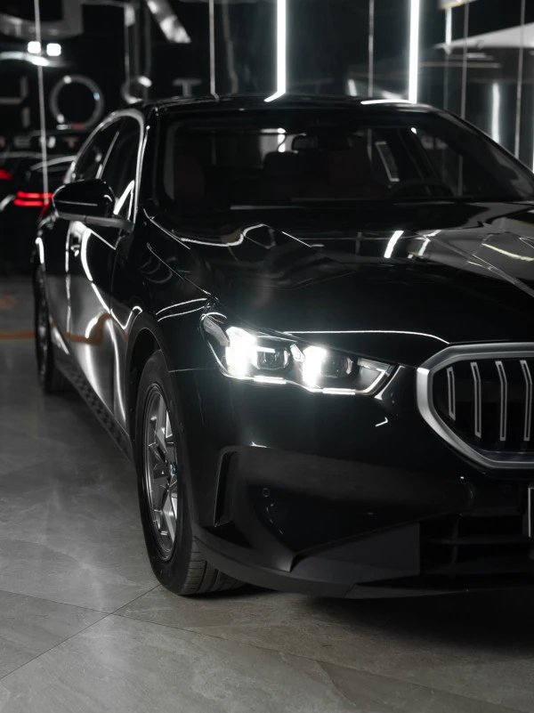  Black BMW 520i Photo 2