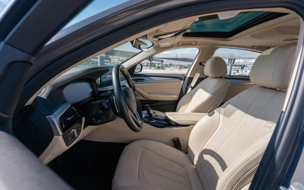  Grey BMW 520i Photo 4